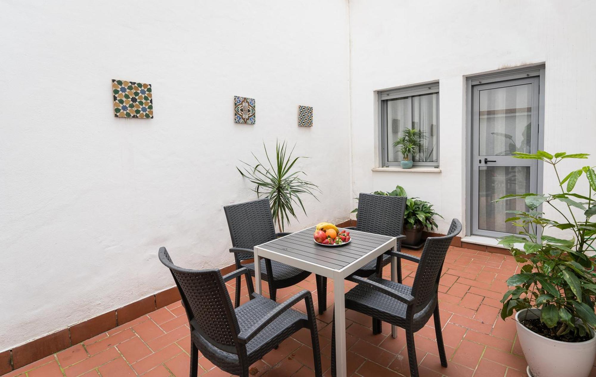 Apartamento Triana Deluxe Con Patio Privado Seville Luaran gambar