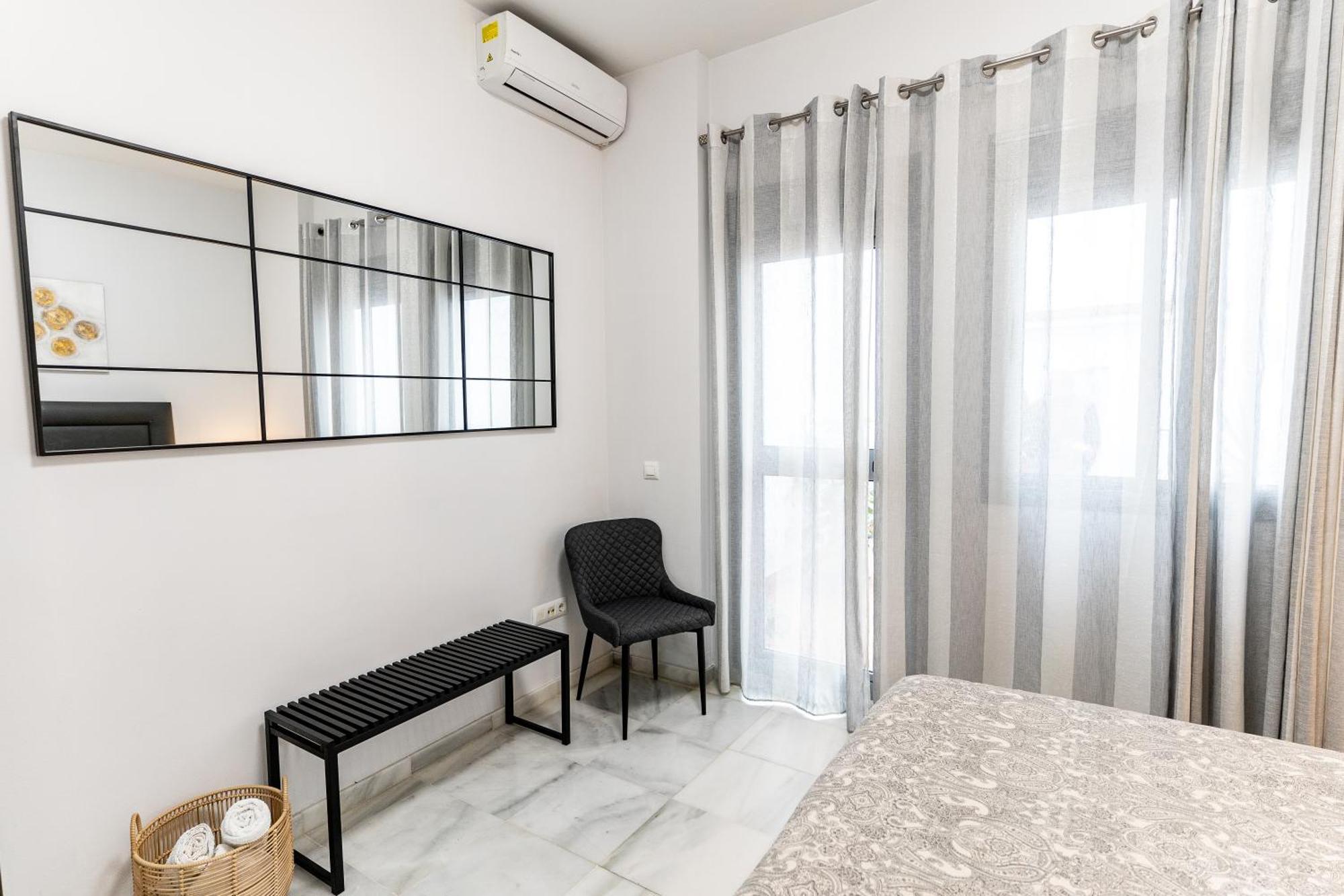 Apartamento Triana Deluxe Con Patio Privado Seville Luaran gambar