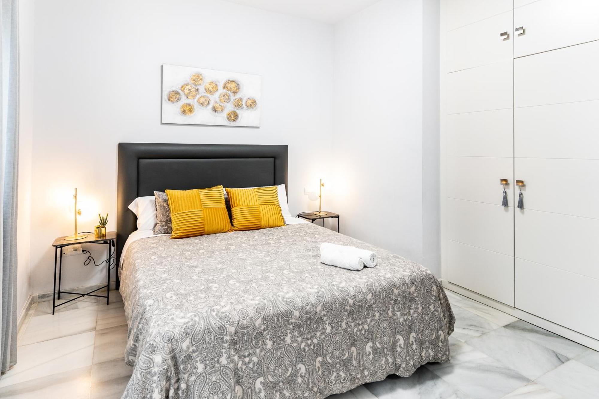 Apartamento Triana Deluxe Con Patio Privado Seville Luaran gambar
